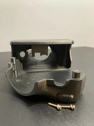 Moldura com os parafusos de fixação